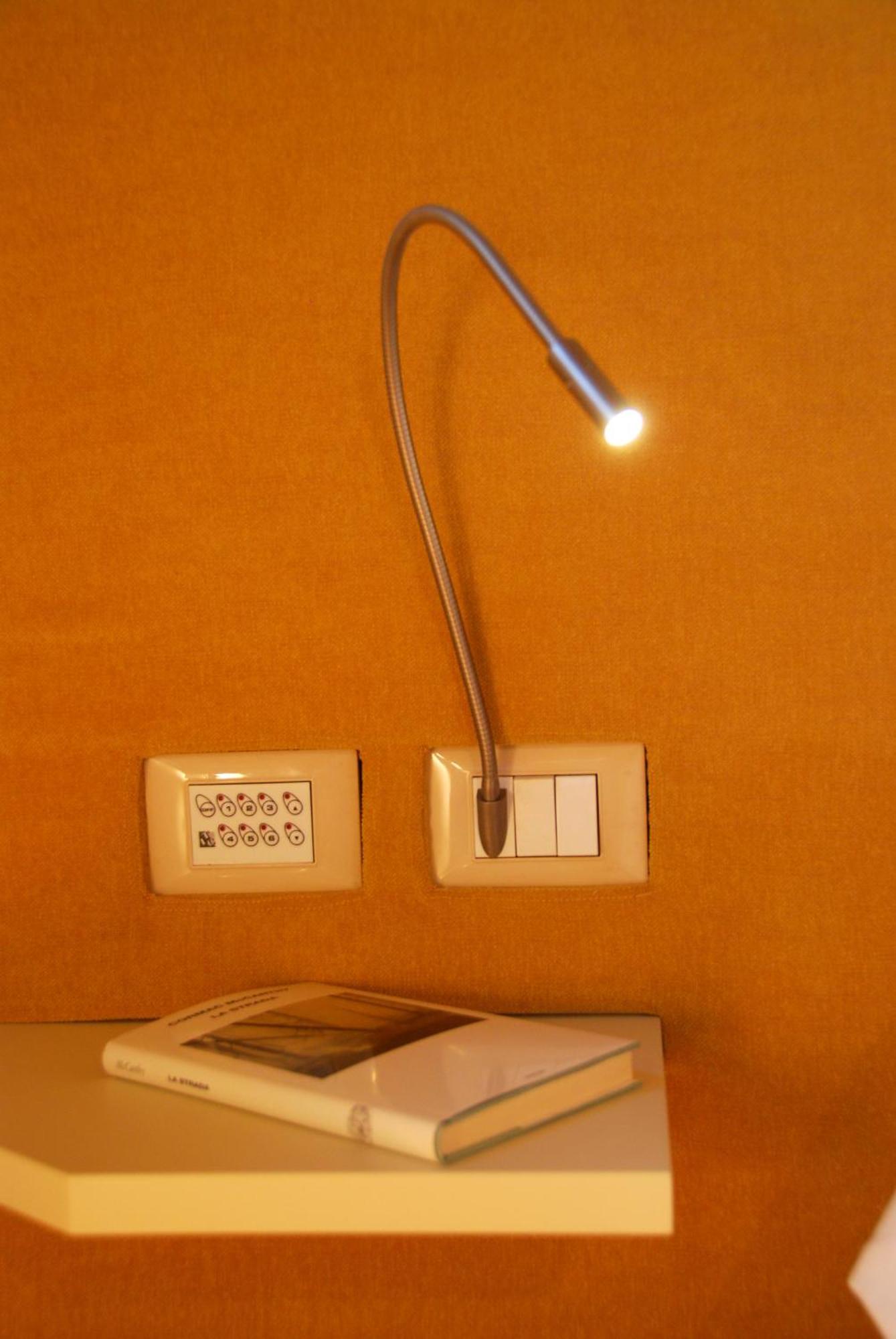 Stile Libero Bed & Breakfast Orio al Serio Ruang foto A wall-mounted light