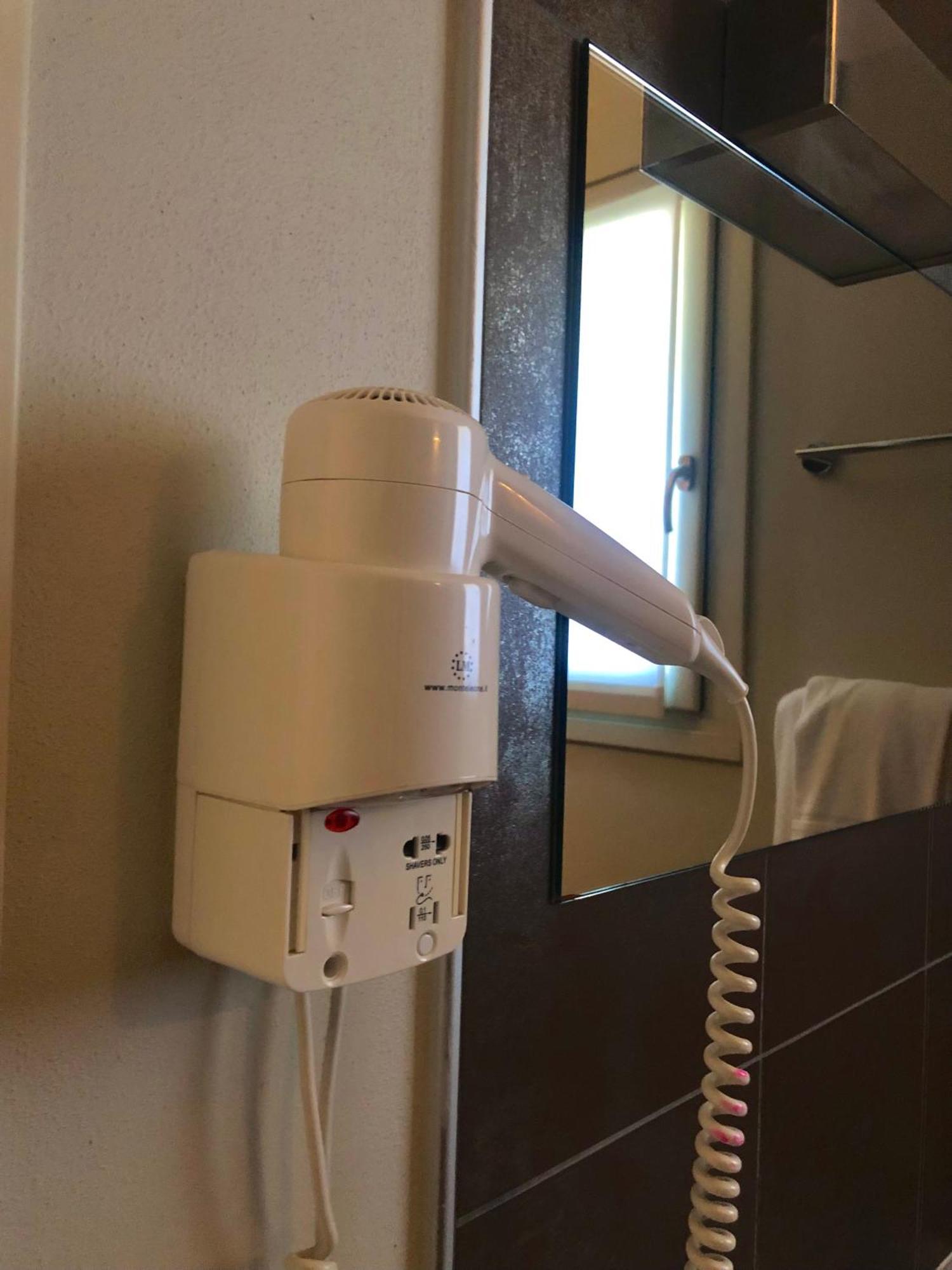 Stile Libero Bed & Breakfast Orio al Serio Bagian luar foto A hair dryer mounted on a wall