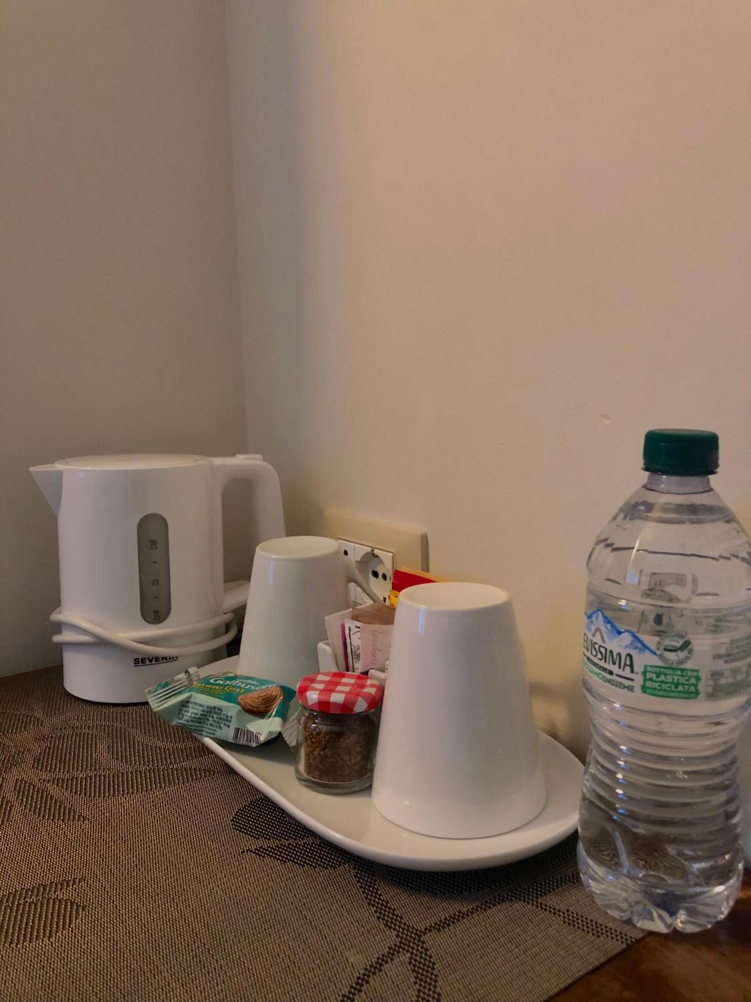 Stile Libero Bed & Breakfast Orio al Serio Bagian luar foto A kettle in a hotel room